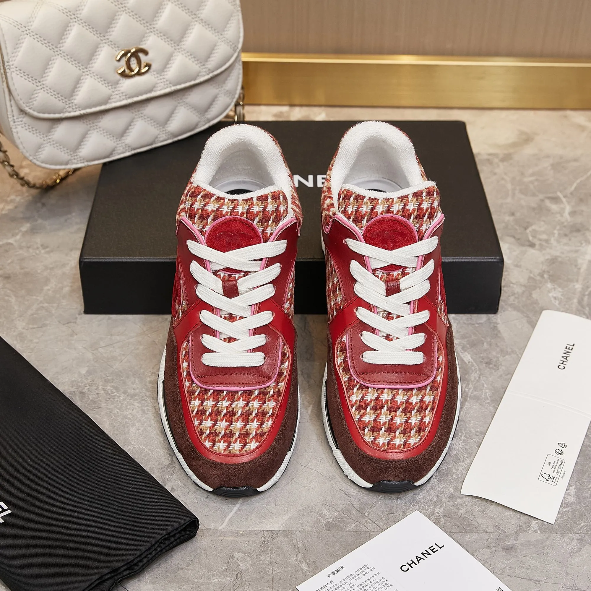 Men's shoes pP700! Chanel Chanel - 2024 counter top casual sneakers This classic design; the upper is embroidered with various techniques; the outsole is fashionable and sporty; the outsole is stylish and sporty; it incorporates a variety of color matching elements... The diversified mix and match is very good-looking and versatile, casual, fashionable, sports, and outdoor can be taken into account... ꫛꫀꪝ Go➫ Material: ❶Upper made of: original imported high silk cowhide suede + small fragrance fabric ❷Inner use: Original imported breathable sheepskin lining ❸ Outsole based on: Original TPU combination outsole Special counter boutique packaging complete set Women 35–41 Men 38-45